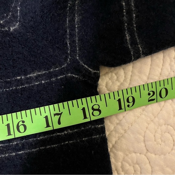 Vince Boiled Cashmere Navy Ecru pinstripe Fitted Cropped Turtleneck, size Medium - Picture 3 of 6